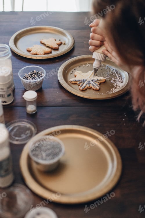 Preview: Decorating cookies for the holidays. #debb_a/Christmas, #debb_a/food,