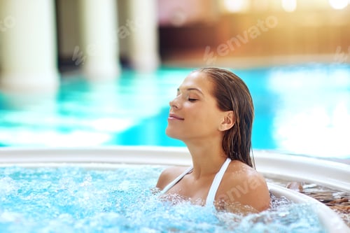 Vorschau: Den Whirlpool aufwärmen. Aufnahme einer jungen Frau, die sich an einem Spa-Pool entspannt.