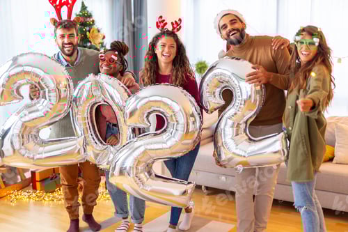 Visualização: Amigos segurando balões gigantes em 2022 enquanto comemoram o Ano Novo