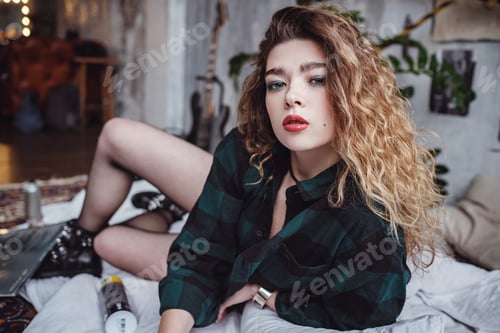 Vista previa: Hermosa mujer con guitarra en banda de rock en su habitación