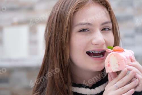 Preview: Portrait of Teenage girls eating a piece of cake