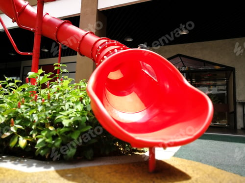 Preview: empty slide with no children in a sunny day