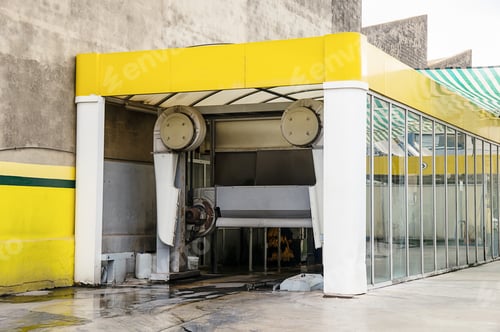 Preview: Outdoor car wash with modern technology
