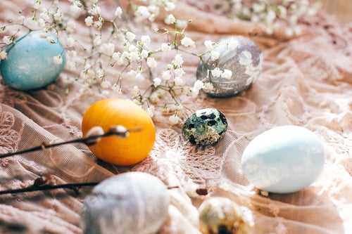 Huevos de pascua modernos pintados con tinte natural
