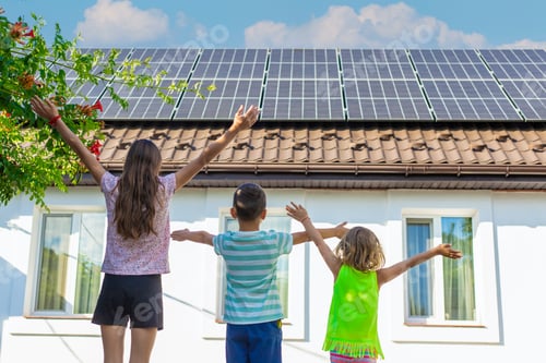 Preview: Three children with open arms standing in front of a house with solar panels