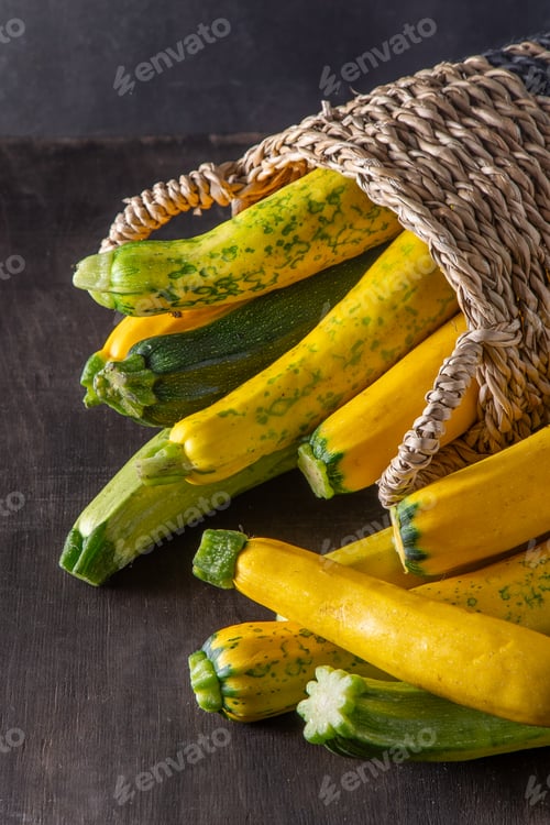 Vista previa: Yellow-green zucchini. Vegetables harvest.