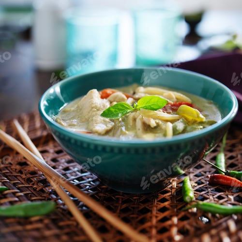 Preview: thai green curry with chicken in bowl
