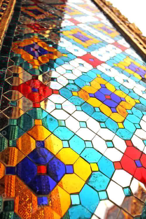 Preview: Multi-colored mirrors mounted on the wall.