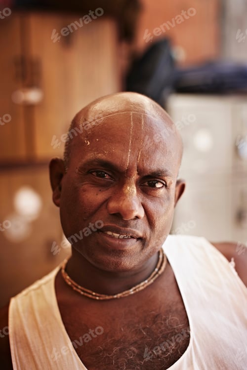 Preview: Smiling man wearing gold necklaces