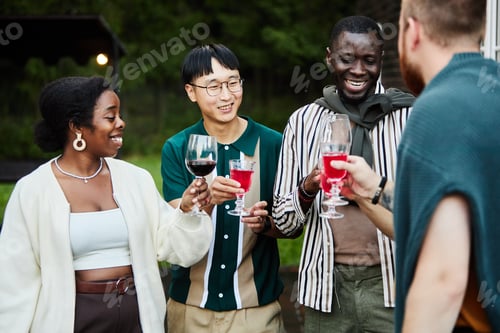 Visualização: Adultos segurando copos com bebidas