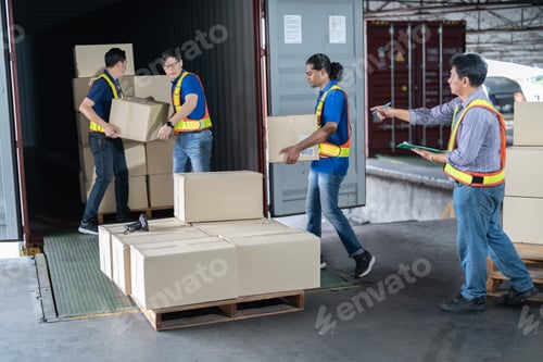 Preview: 4 men Warehouse worker open doors steel 40 feet container