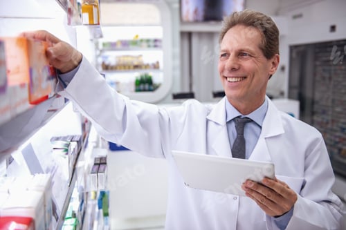 Preview: Handsome pharmacist working