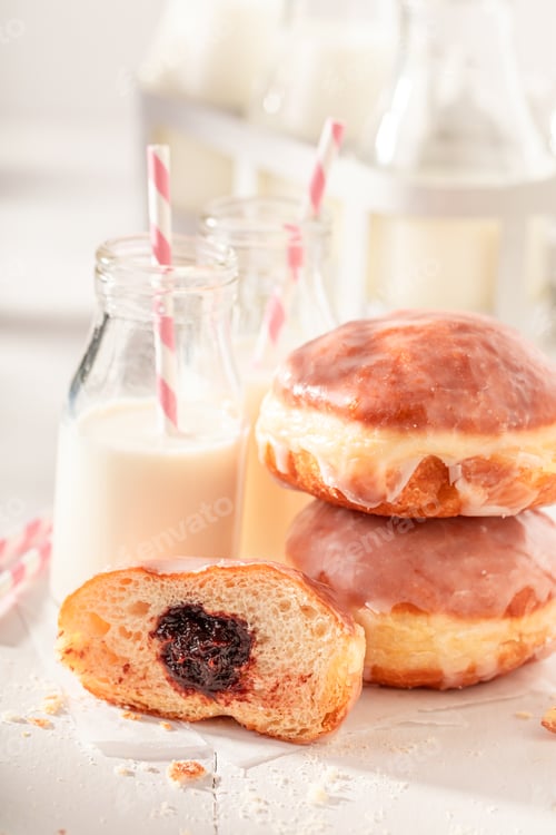 Preview: Hot and sweet doughnuts baked in a home bakery.