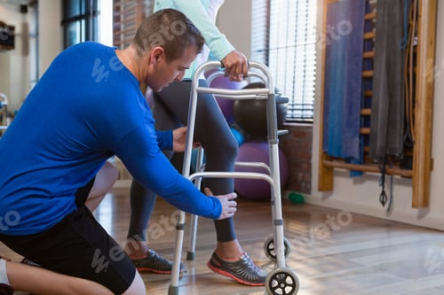 Vorschau: Physiotherapeut hilft dem Patienten beim Gehen mit einem Gehgestell