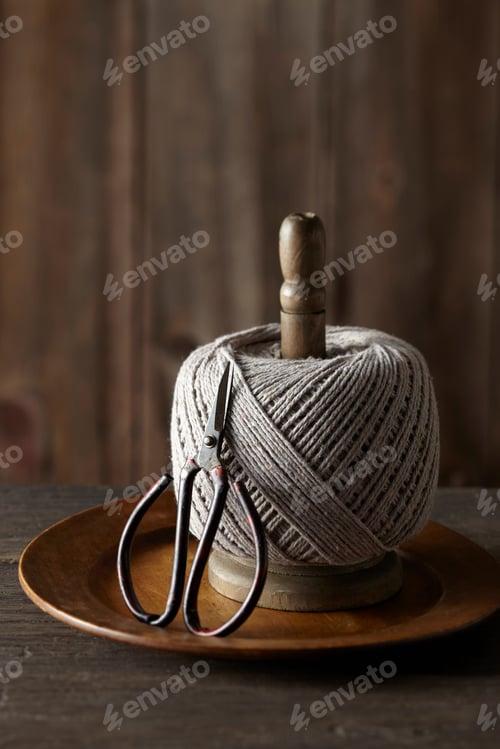 Preview: Ball of string and scissors
