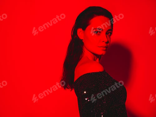 Preview: Young fashion woman posing in studio