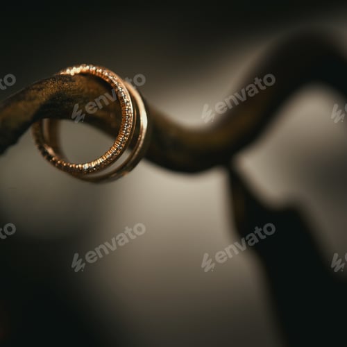 Preview: Close-up of two gold wedding rings for a wedding