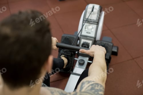 Preview: Man running rowing exercise in the gym