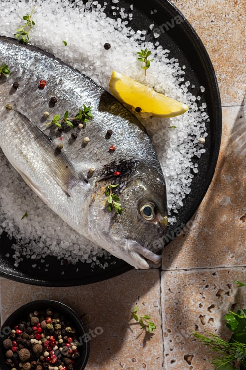 Preview: Salted raw fish on a plate before cooking