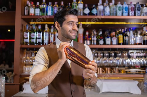 Vista previa: Camarero preparando un cóctel en un bar exclusivo
