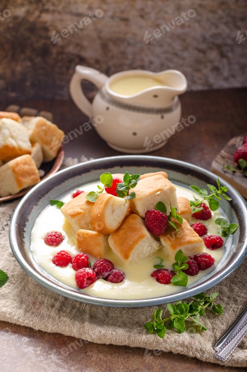 Preview: Yeast buns with vanilla sauce