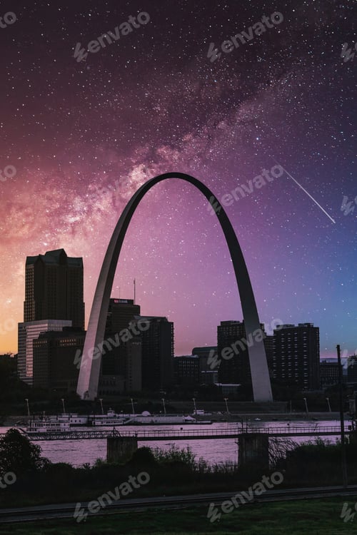 Preview: Vertical shot of St. Louis Gateway Arch and skyscrapers in Missouri, USA at night time