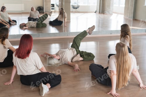 Preview: a dance jam in the dancing stuido, female dancers doing hip-hop moves