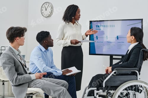 Preview: Woman presenting report to colleagues