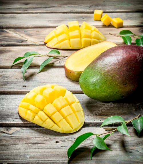 Preview: Pieces of mango with foliage.