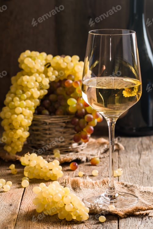 Preview: Bottle and glass of wine with grapes