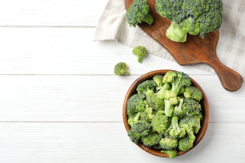 Preview: Flat lay composition with fresh green broccoli on wooden background