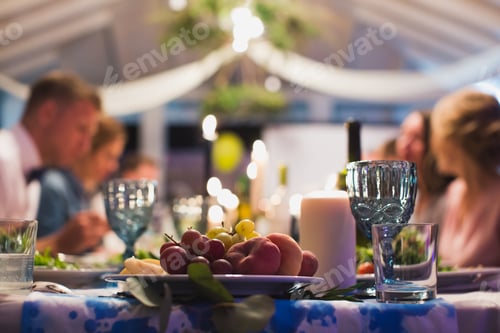 Visualização: Os convidados comem na mesa do casamento. Close-up da mesa