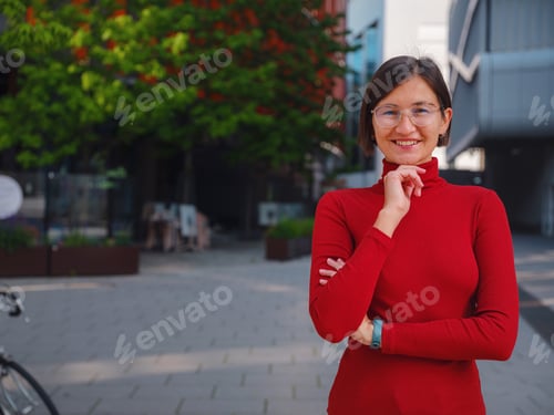 Preview: Woman in glasses stands in center of Frankfurt,