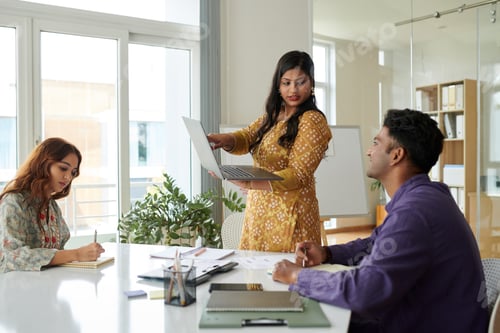 Preview: Businesswoman Showing Product Presentation