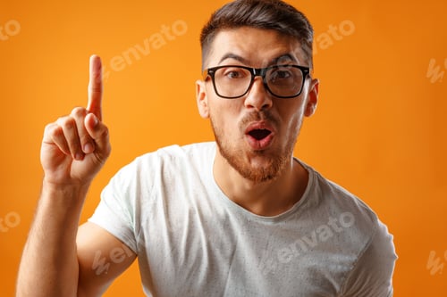 Vista previa: Un nerd sorprende a un hombre con gafas que tiene una idea para levantar el dedo