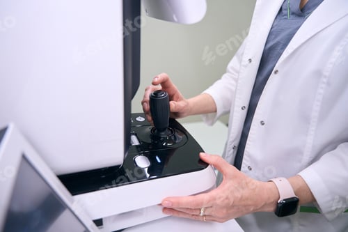 Preview: Specialist ophthalmologist in the workplace uses modern equipment
