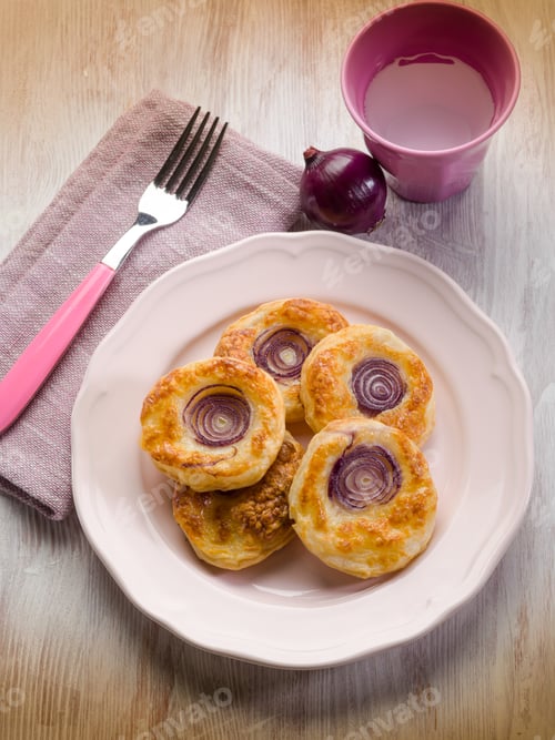 Preview: canapes with red onion