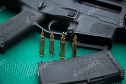 Preview: machine gun cartridges and ammunition are on the green table.