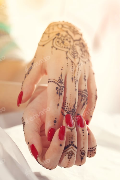 Preview: Red manicured hands with Mehndi