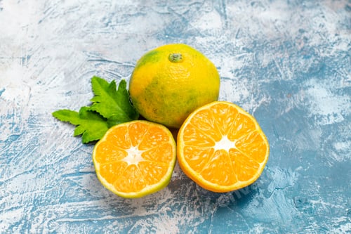 Preview: bottom view cut mandarins on blue white background