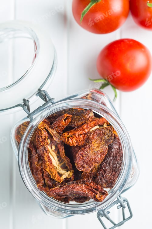 Preview: Dried sliced tomatoes and fresh tomatoes.