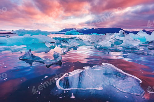 Preview: Icebergs in Jokulsarlon glacial lagoon