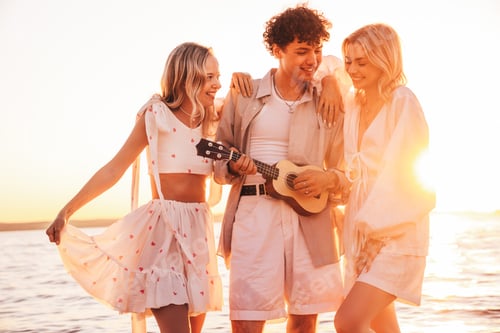 Preview: Man and two women at the beach
