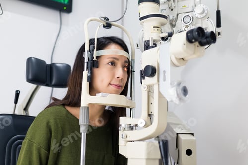Preview: Patient in ophthalmology clinic
