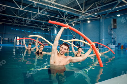 Preview: Trainer and female group, workout in the pool