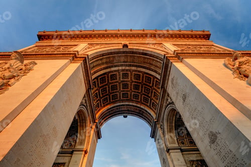 Vista previa: Low angle view of Arc de Triomphe under blue sky, Paris, Ile-de-France, France