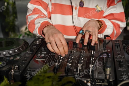 Preview: DJ plays music