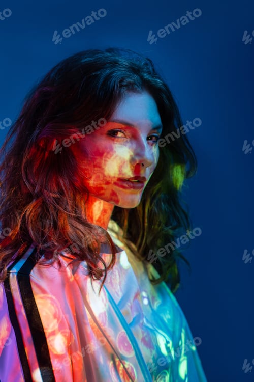 Preview: Dreamy woman in warm light