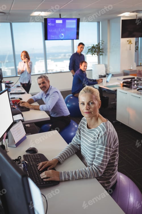 Visualização: Retrato de alto ângulo de empresários no escritório