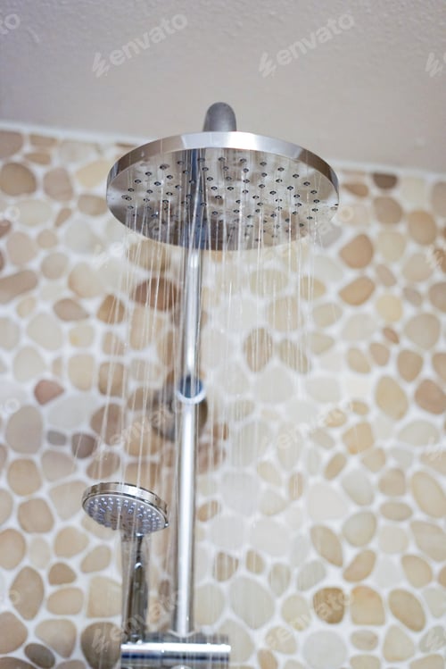 Visualização: Banheiro. Cabeça de chuveiro e água corrente fria. Tomando banho frio.